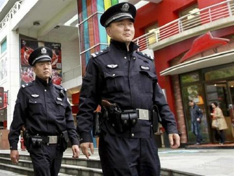 هدف خفي يدفع شرطي صيني للإلقاء بنفسه أمام إحدى