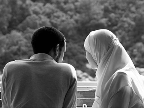 اعرف قبل رمضان.. حكم القبلة بين الزوجين وتحرك