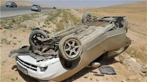جثة ومصابان في انقلاب سيارة على الطريق الصحراوي