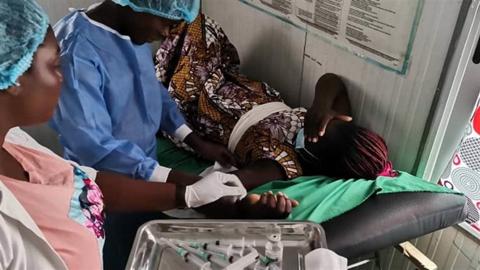 مرض غامض يصيب الفتيات في كينيا ونقل العشرات إلى