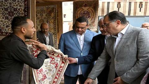 رئيس الوزراء يتفقد معرض أيادي مصر بالفيوم