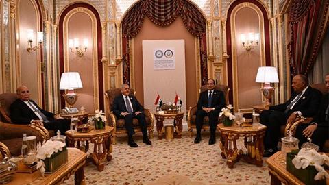 الرئيس السيسي يلتقي نظيره العراقي على هامش