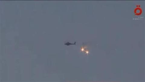 صورة - طائرة أباتشي إسرائيلية تقصف قطاع غزة على