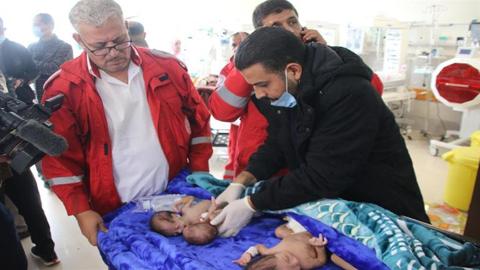 4 صور تكشف إجراءات نقل الأطفال الخدج من غزة إلى
