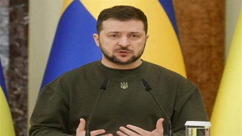 الرئيس الأوكراني يوقع قانونا يسمح للسجناء