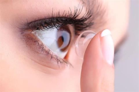 4 نصائح لحماية عينيك أثناء وضع العدسات اللاصقة