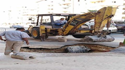 إصلاح كسر ماسورة مياه في حي العجمي بالإسكندرية