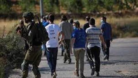 مُستوطنون إسرائيليون يُهاجمون وفدًا أوروبيًا