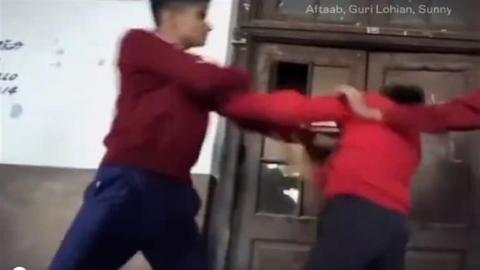 فيديو صادم.. خناقة وحشية بين طلاب مدرسة تثير