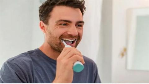أخطاء غير متوقعة في تنظيف الأسنان تُسبب رائحة