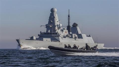 رويترز: البحرية البريطانية تلقت بلاغًا عن حادث