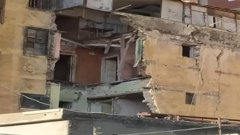 انهيار جزئي لعقار في الإسكندرية.. والحي يكشف