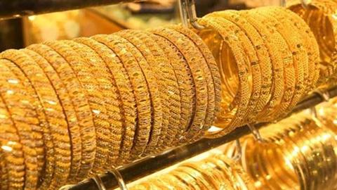 تقرير: سعر الذهب العالمي يصعد مدعومًا بانخفاض