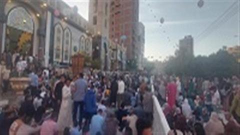 بالصور والفيديو.. آلاف المواطنين يؤدون صلاة عيد