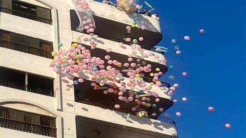 شلالات البالونات تتساقط على المواطنين بمحيط