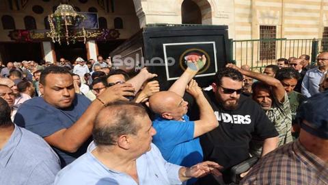 وزراء ومسؤولين.. 60 صورة من جنازة هشام عرفات