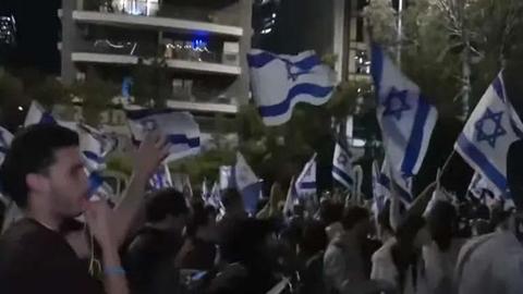 عشرات المتظاهرين في تل أبيب يطالبون إقالة وزير