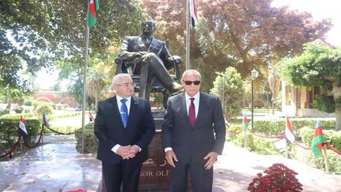 محافظ القليوبية وسفير أذربيجان يضعان إكليل